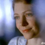 Two silhouettes on a bench at dusk representing the nostalgic feeling of dreaming of an old friend you haven't spoken to in years